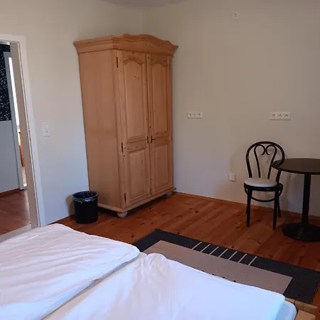 Roter Milan Appartement Kaisitz